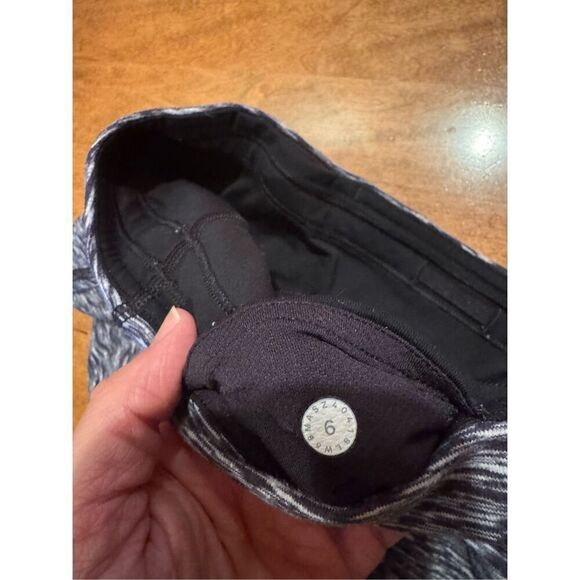 Woman’s Lululemon workout pants size 6 - Picture 3 of 4